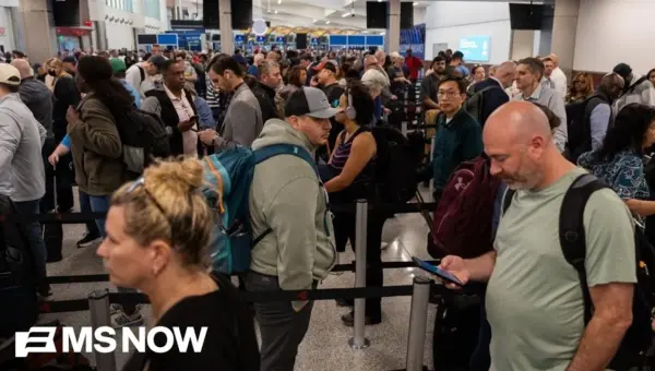 TSA Lines Hit Breaking Point: Ex-Chief Calls Situation ‘Untenable’