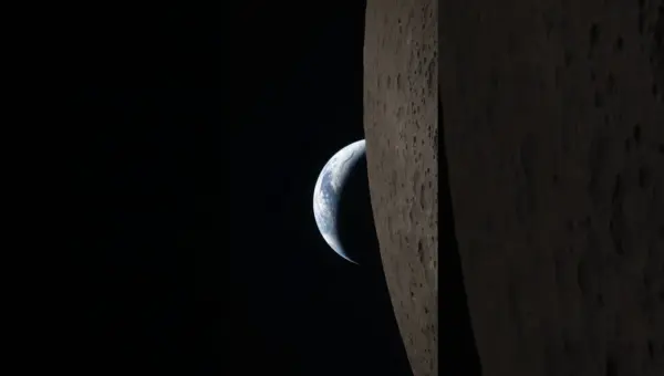 Artemis II Crew Captures Stunning Earthrise from Moon’s Far Side