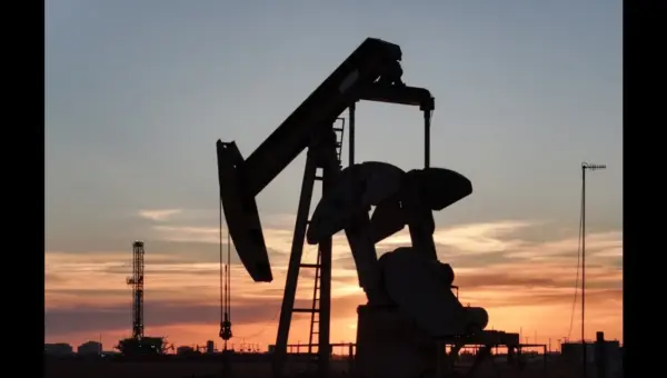 US Oil Exports Soar Past $100 as Iran Sanctions Loom